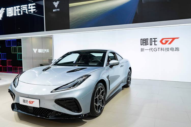 佛山164哪吒汽车在智能汽车领域的表现，领途汽车在新能源汽车市场中的影响力